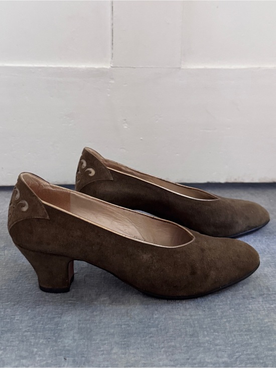 Shoes - Vintage 80s Suede Kitten Heel Pump Khaki Ungaro Parallèle Paris Fleur-de-Lis 7.5
